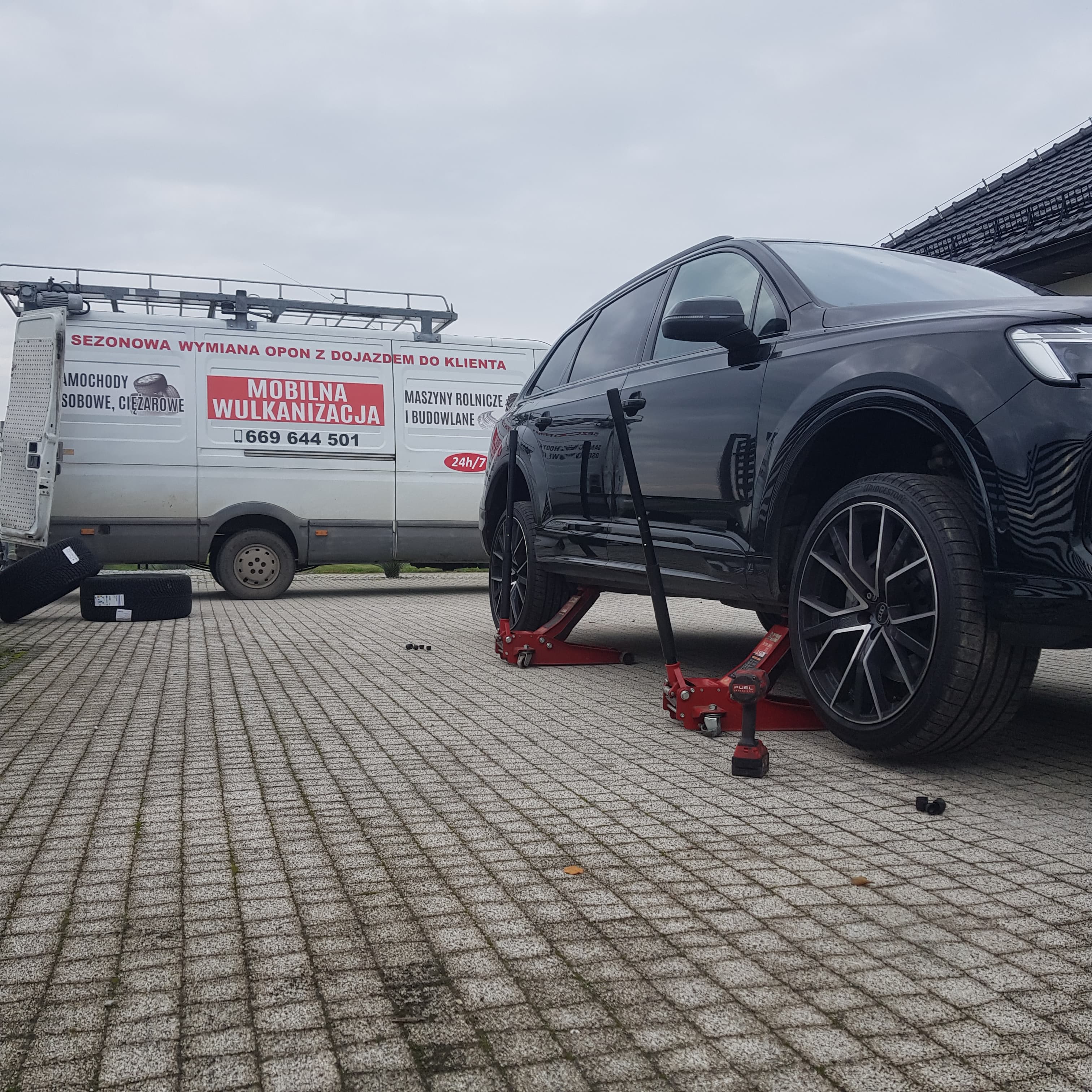 Mechanik ACO Opony przy pracy z oponą – mobilna wulkanizacja Brzeg